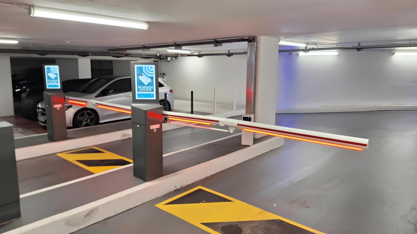 Entrée de parking souterrain équipée de bornes lumineuses et d'un système de contrôle d'accès