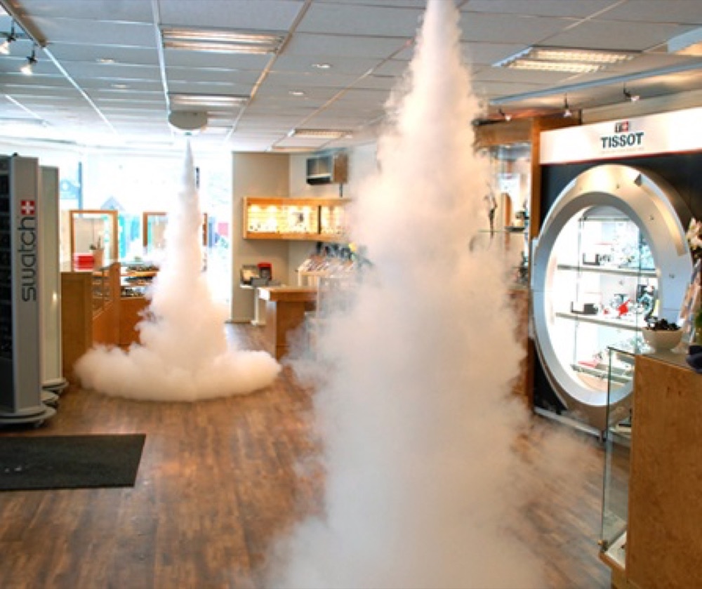 Générateur de brouillard anti-effraction en action dans un commerce