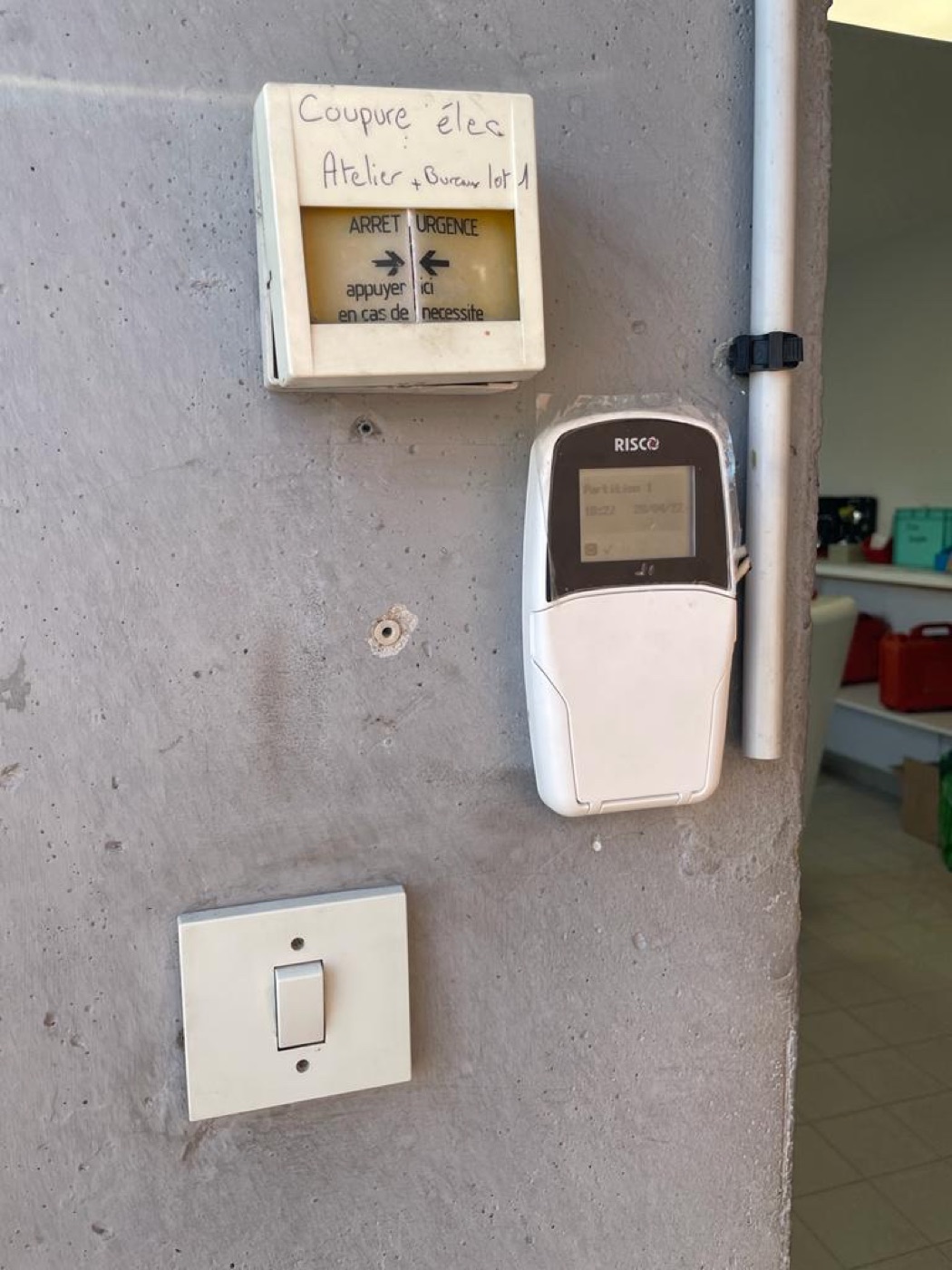 Clavier d'alarme Risco posé dans l'atelier d'Adequa'Son à Mâcon