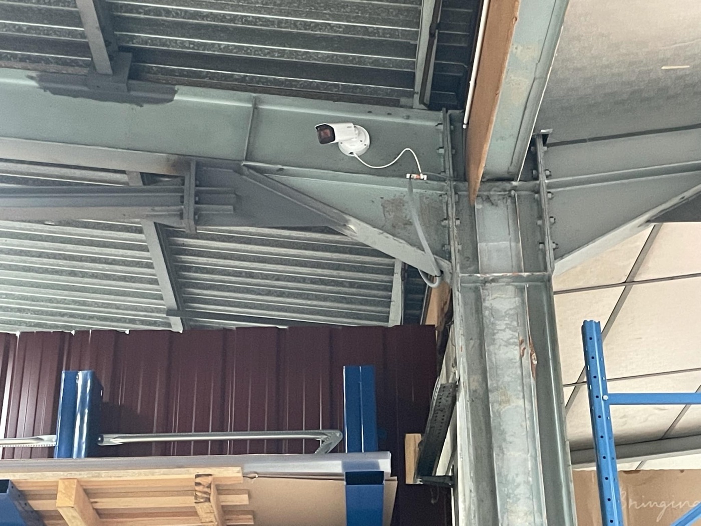 Caméra bullet Dahua installée sous la charpente d'un magasin de matériaux à Bourg-en-Bresse