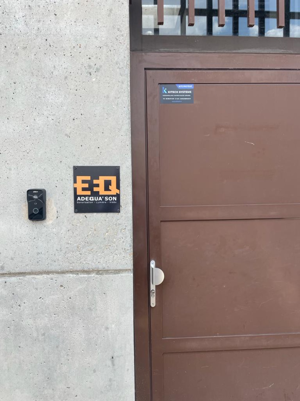 Interphone Dahua avec lecteur de badges installé à l'entrée d'une entreprise à Mâcon