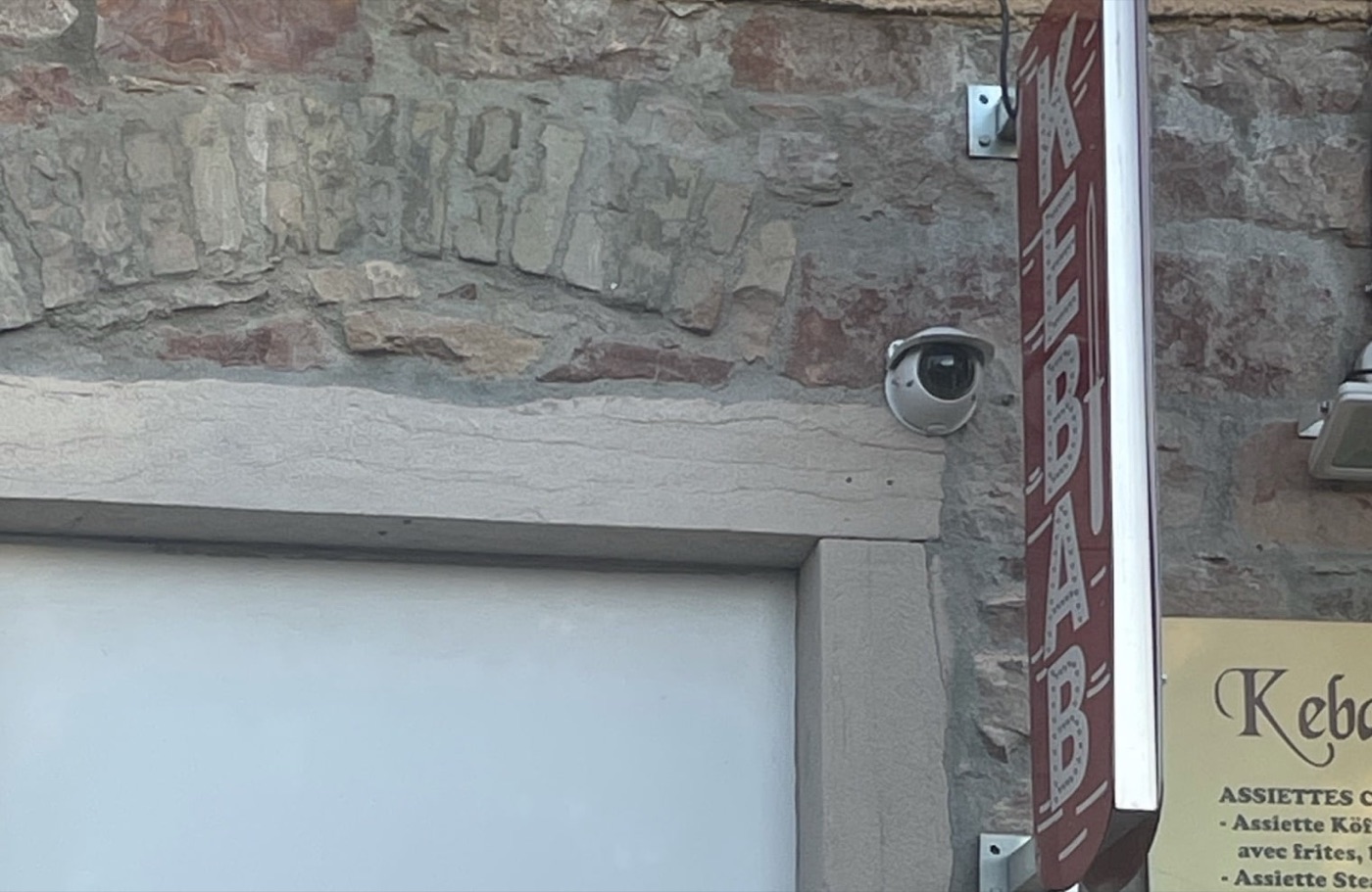 Mini dôme anti-vandale installé en façade d'un restaurant à Crèches-sur-Saône