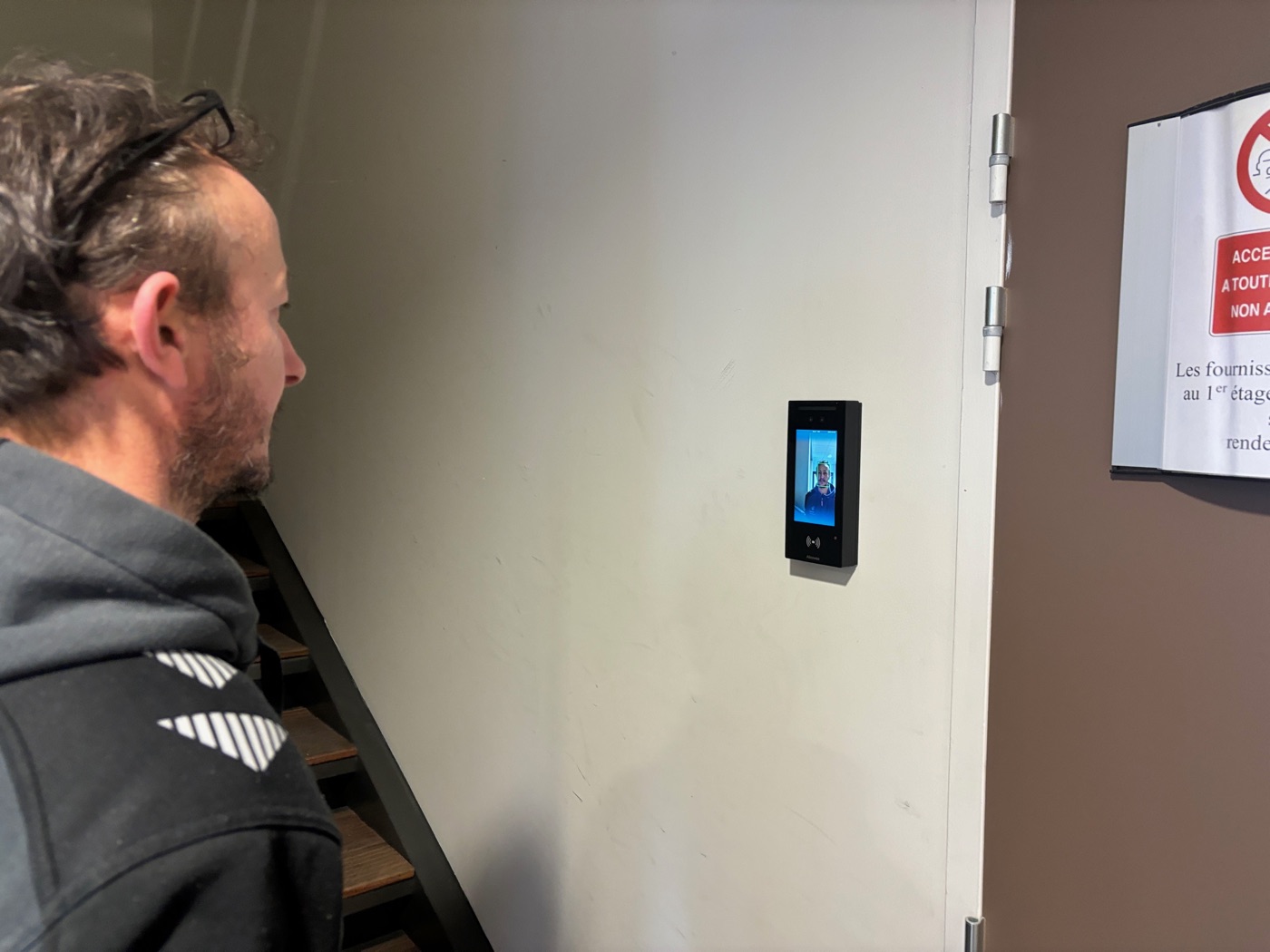 Lecteur biométrique installé en intérieur par Kitech Systems