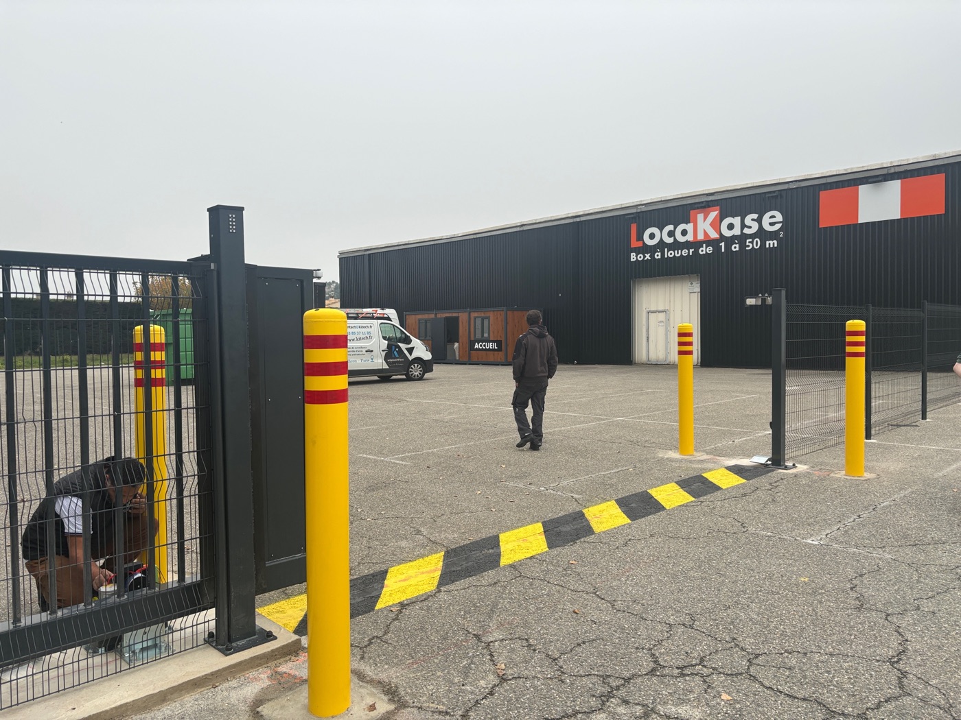 Portail coulissant et bornes anti-bélier installés chez LocaKase, réalisation Kitech Systems