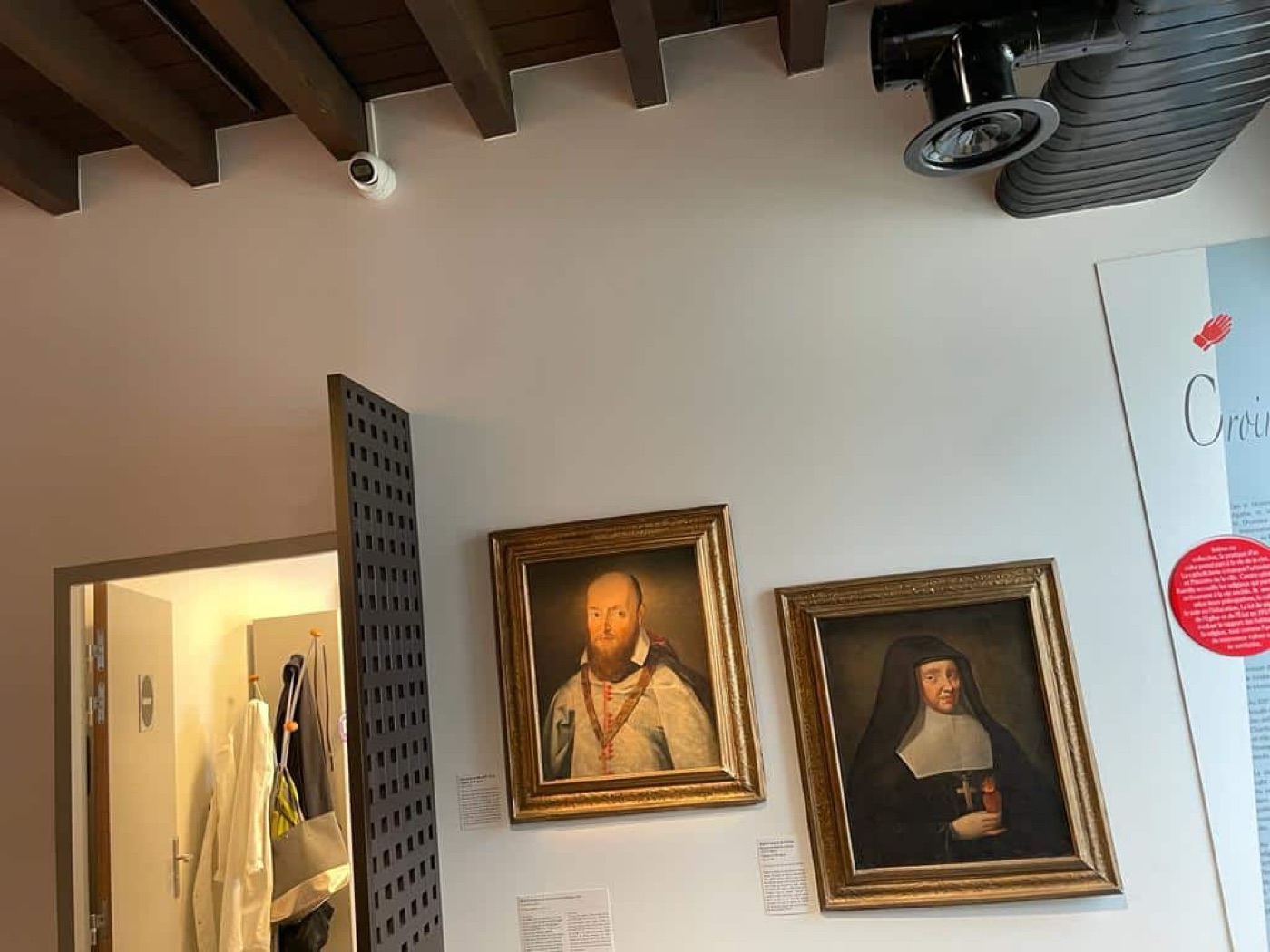 Caméra discrète au plafond de la salle d'exposition du musée de Rumilly