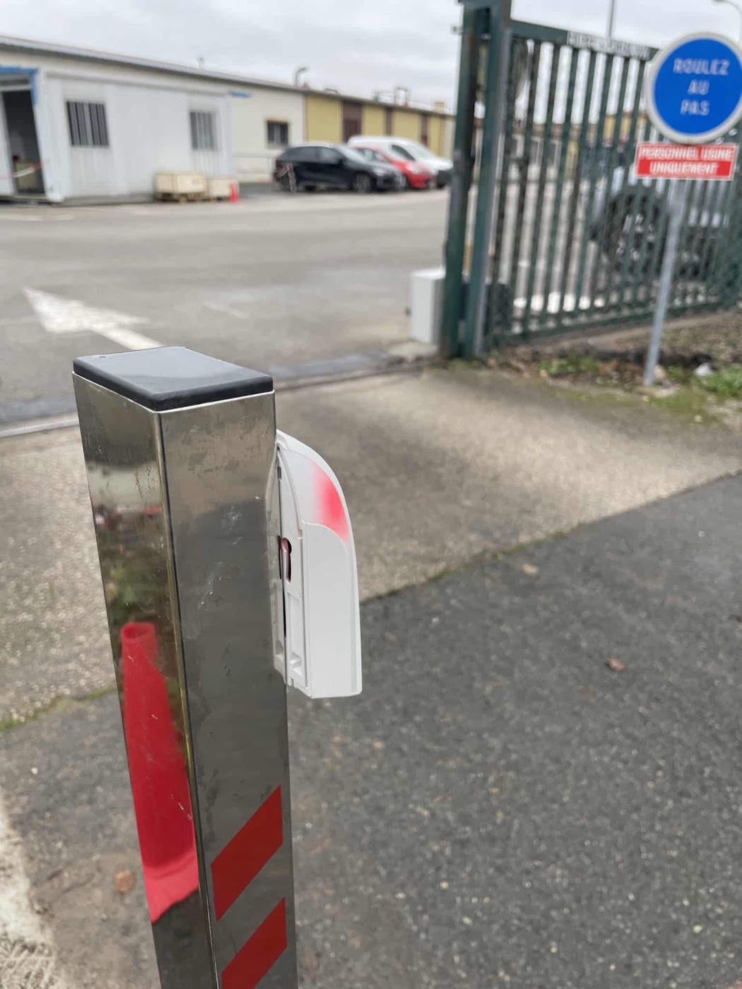 Lecteur de badge sur potelet inox à l'entrée d'une usine à Tournus