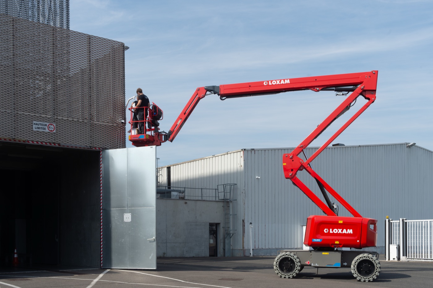 Nacelle élévatrice Kitech utilisée pour l'installation de caméras sur un site de tri de déchets