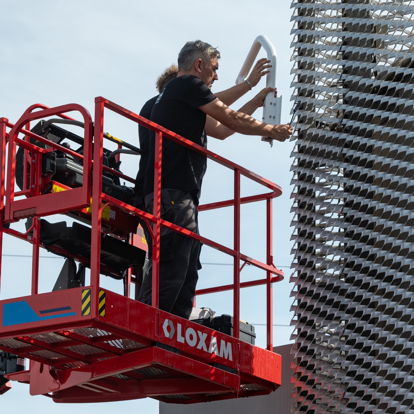 Technicien Kitech installant une caméra PTZ en hauteur pour la vidéoprotection urbaine