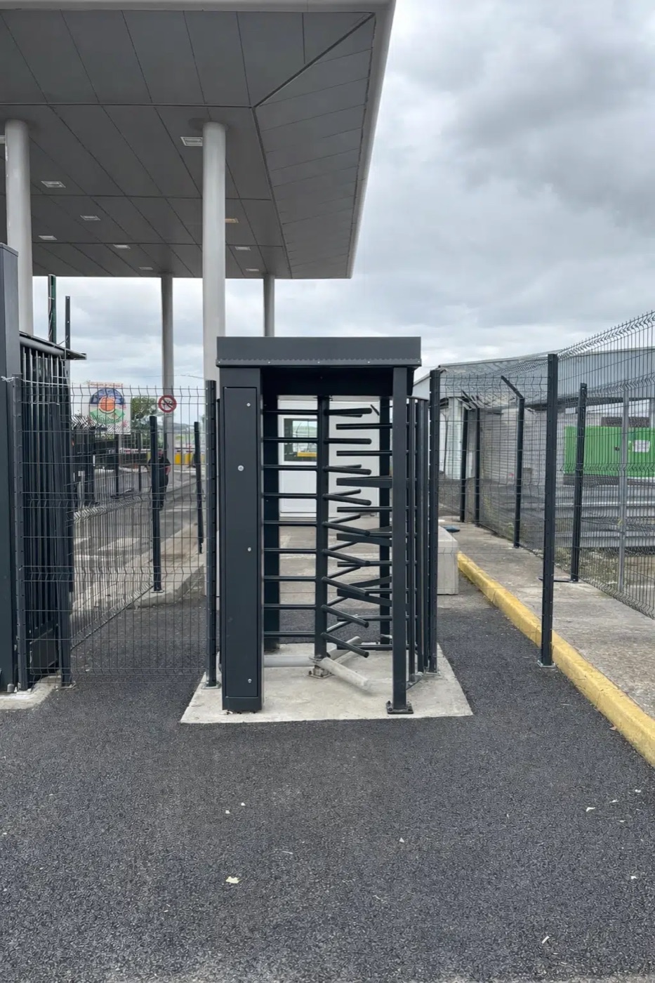 Tourniquet tripode pleine hauteur installé à l'entrée d'un site clôturé